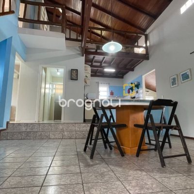 Casa com 256m², 4 quartos (sendo 1 suíte), 4 garagens, no bairro Ingleses em Florianópolis