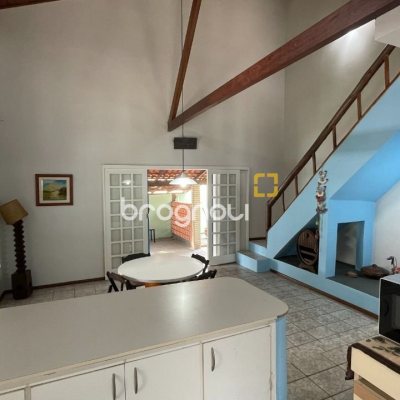 Casa com 256m², 4 quartos (sendo 1 suíte), 4 garagens, no bairro Ingleses em Florianópolis