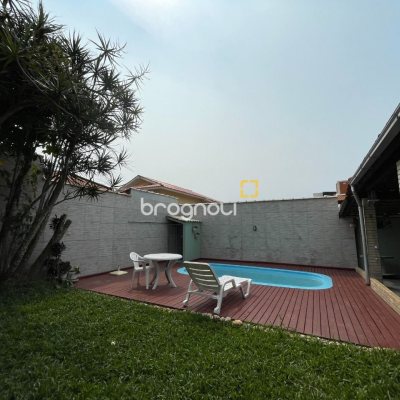 Casa com 256m², 4 quartos (sendo 1 suíte), 4 garagens, no bairro Ingleses em Florianópolis