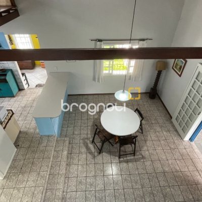 Casa com 256m², 4 quartos (sendo 1 suíte), 4 garagens, no bairro Ingleses em Florianópolis