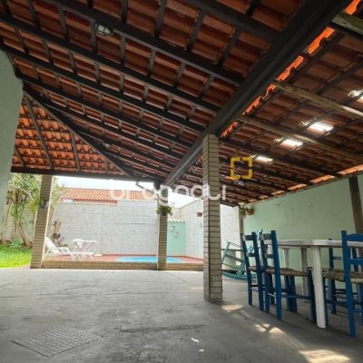 Casa com 256m², 4 quartos (sendo 1 suíte), 4 garagens, no bairro Ingleses em Florianópolis