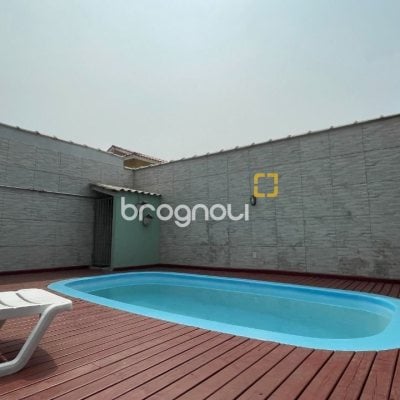 Casa com 256m², 4 quartos (sendo 1 suíte), 4 garagens, no bairro Ingleses em Florianópolis