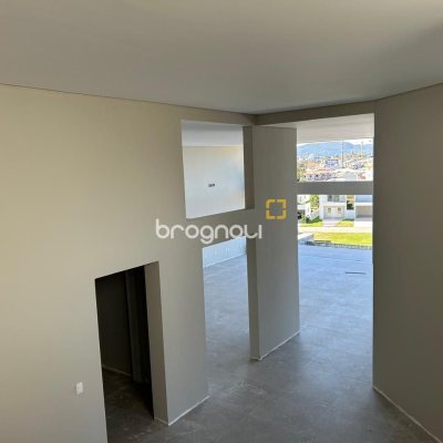 Casa de Condomínio com 551m², 4 quartos (sendo 4 suítes), 2 garagens, no bairro Ingleses em Florianópolis