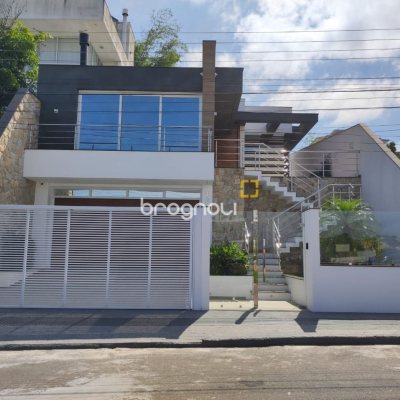 Casa com 268m², 3 quartos (sendo 1 suíte), 2 garagens, no bairro Pedra Branca em Palhoça