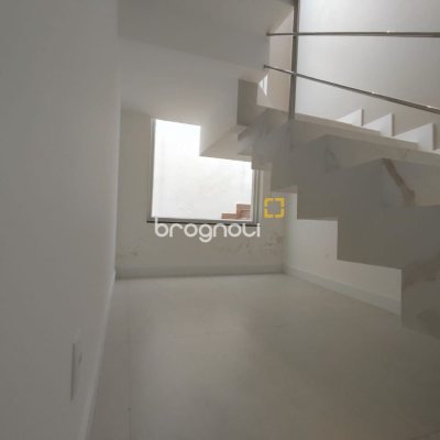Casa com 268m², 3 quartos (sendo 1 suíte), 2 garagens, no bairro Pedra Branca em Palhoça