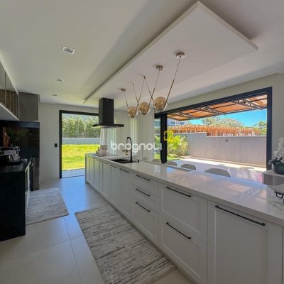 Casa de Condomínio com 225m², 4 quartos (sendo 4 suítes), 3 garagens, no bairro Ingleses em Florianópolis