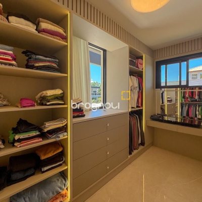 Casa de Condomínio com 225m², 4 quartos (sendo 4 suítes), 3 garagens, no bairro Ingleses em Florianópolis