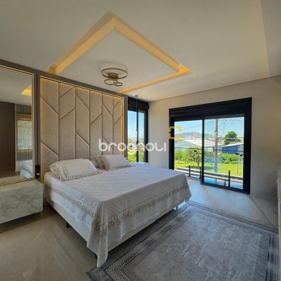 Casa de Condomínio com 225m², 4 quartos (sendo 4 suítes), 3 garagens, no bairro Ingleses em Florianópolis