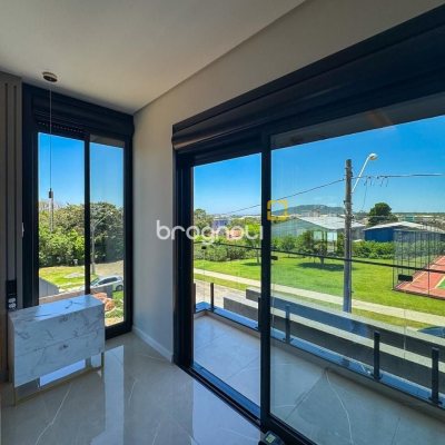 Casa de Condomínio com 225m², 4 quartos (sendo 4 suítes), 3 garagens, no bairro Ingleses em Florianópolis