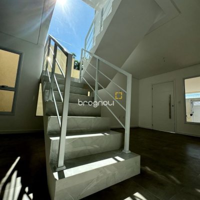 Casa com 143m², 3 quartos (sendo 1 suíte), 2 garagens, no bairro Ingleses em Florianópolis
