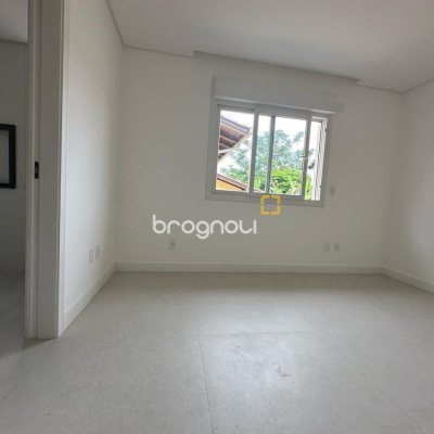Casa com 199m², 3 quartos (sendo 3 suítes), 2 garagens, no bairro Córrego Grande em Florianópolis