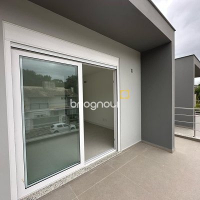 Casa com 199m², 3 quartos (sendo 3 suítes), 2 garagens, no bairro Córrego Grande em Florianópolis