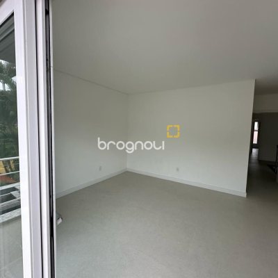 Casa com 199m², 3 quartos (sendo 3 suítes), 2 garagens, no bairro Córrego Grande em Florianópolis
