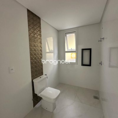 Casa com 199m², 3 quartos (sendo 3 suítes), 2 garagens, no bairro Córrego Grande em Florianópolis
