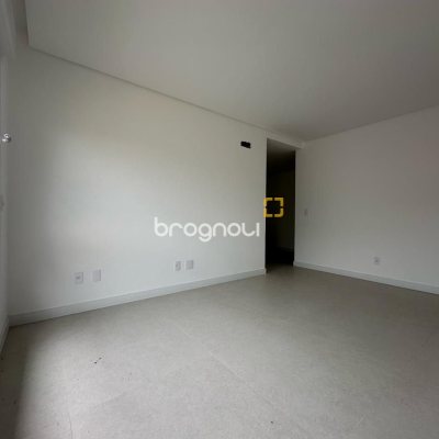 Casa com 199m², 3 quartos (sendo 3 suítes), 2 garagens, no bairro Córrego Grande em Florianópolis
