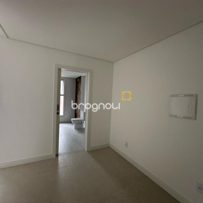 Casa com 199m², 3 quartos (sendo 3 suítes), 2 garagens, no bairro Córrego Grande em Florianópolis