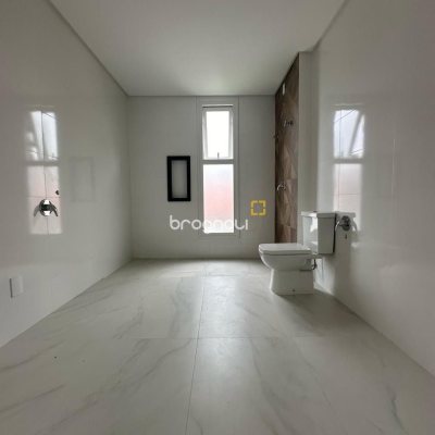 Casa com 199m², 3 quartos (sendo 3 suítes), 2 garagens, no bairro Córrego Grande em Florianópolis