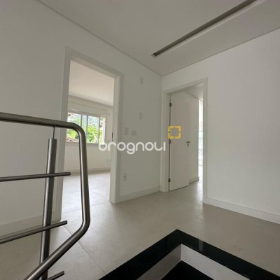 Casa com 199m², 3 quartos (sendo 3 suítes), 2 garagens, no bairro Córrego Grande em Florianópolis
