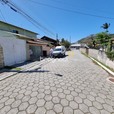 Pousada / Hotel com 200m², 7 quartos, 5 garagens, no bairro Barra da Lagoa em Florianópolis