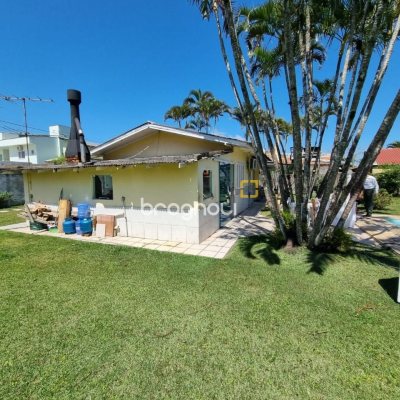Pousada / Hotel com 200m², 7 quartos, 5 garagens, no bairro Barra da Lagoa em Florianópolis