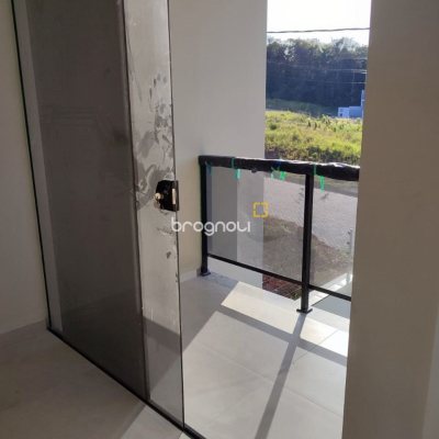 Casa com 102m², 3 quartos (sendo 1 suíte), 2 garagens, no bairro Forquilhas em São José