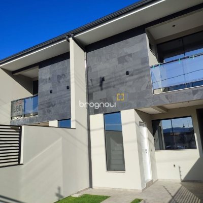 Casa com 102m², 3 quartos (sendo 1 suíte), 2 garagens, no bairro Forquilhas em São José