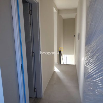 Casa com 102m², 3 quartos (sendo 1 suíte), 2 garagens, no bairro Forquilhas em São José