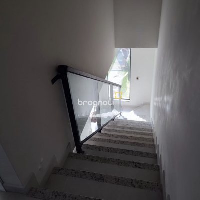 Casa com 102m², 3 quartos (sendo 1 suíte), 2 garagens, no bairro Forquilhas em São José