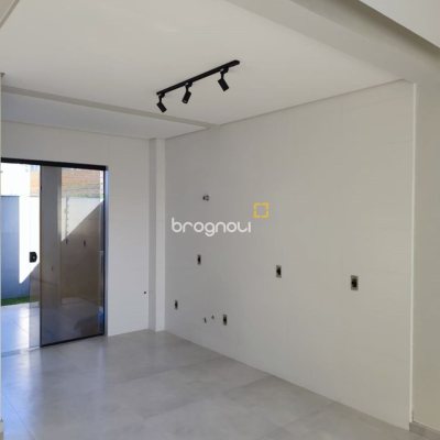 Casa com 102m², 3 quartos (sendo 1 suíte), 2 garagens, no bairro Forquilhas em São José