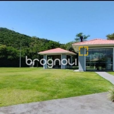 Casa de Condomínio com 137m², 3 quartos (sendo 1 suíte), 2 garagens, no bairro Praia de Fora em Palhoça