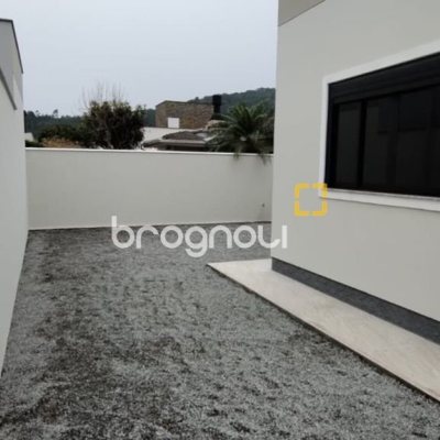 Casa de Condomínio com 137m², 3 quartos (sendo 1 suíte), 2 garagens, no bairro Praia de Fora em Palhoça