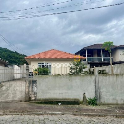 Casa com 64m², 2 quartos, 2 garagens, no bairro Forquilhas em São José