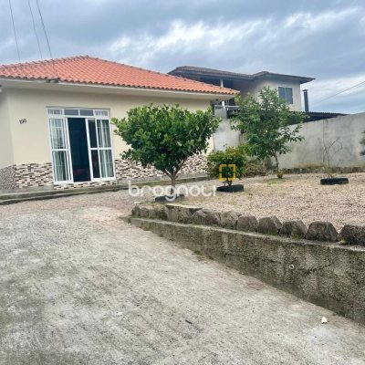 Casa com 64m², 2 quartos, 2 garagens, no bairro Forquilhas em São José