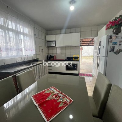 Casa com 64m², 2 quartos, 2 garagens, no bairro Forquilhas em São José