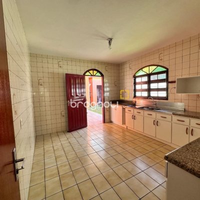 Casa com 131m², 4 quartos, 4 garagens, no bairro Aririú em Palhoça