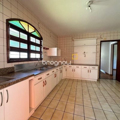 Casa com 131m², 4 quartos, 4 garagens, no bairro Aririú em Palhoça