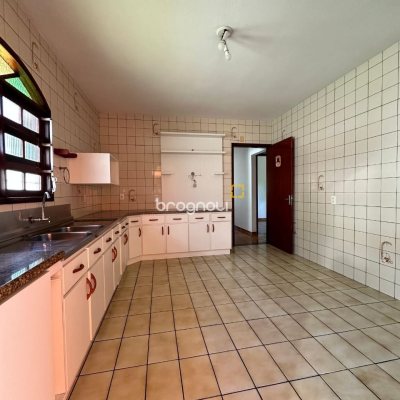 Casa com 131m², 4 quartos, 4 garagens, no bairro Aririú em Palhoça