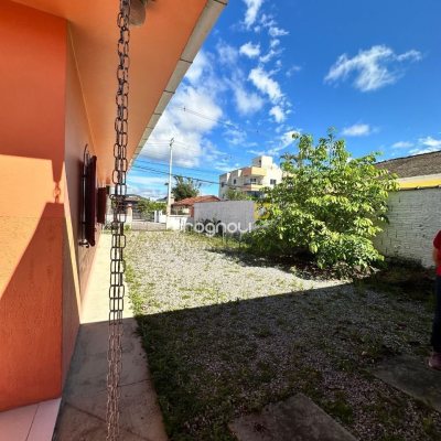 Casa com 131m², 4 quartos, 4 garagens, no bairro Aririú em Palhoça