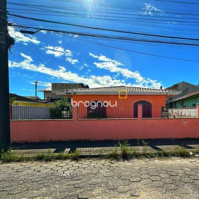 Casa com 131m², 4 quartos, 4 garagens, no bairro Aririú em Palhoça