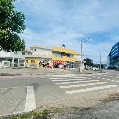 Prédio com 374m², 14 garagens, no bairro Carianos em Florianópolis