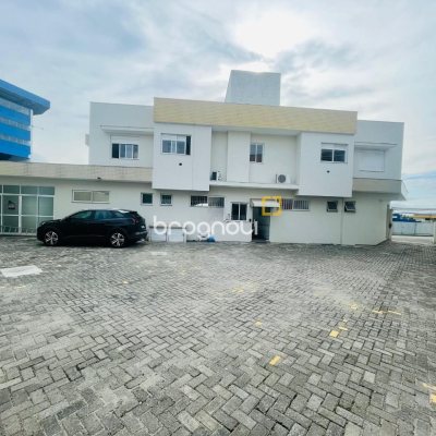 Prédio com 374m², 14 garagens, no bairro Carianos em Florianópolis