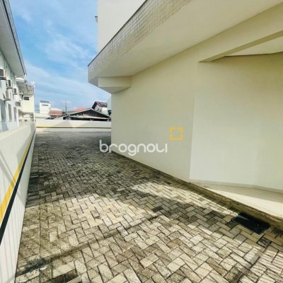 Prédio com 374m², 14 garagens, no bairro Carianos em Florianópolis