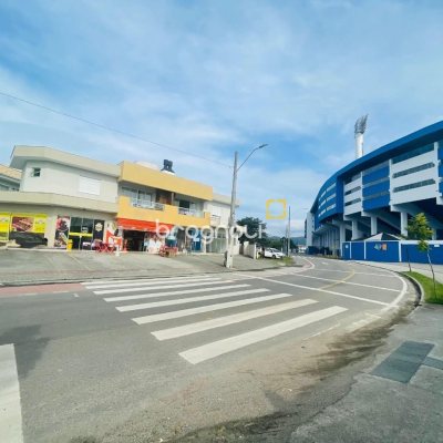 Prédio com 374m², 14 garagens, no bairro Carianos em Florianópolis