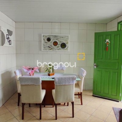 Casa com 188m², 4 quartos, 4 garagens, no bairro Forquilhas em São José
