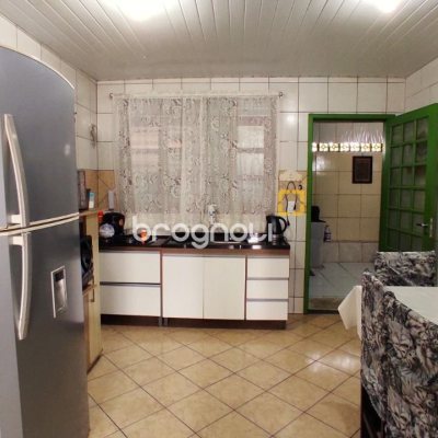 Casa com 188m², 4 quartos, 4 garagens, no bairro Forquilhas em São José