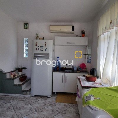Casa com 150m², 5 quartos, 2 garagens, no bairro Tapera da Base em Florianópolis