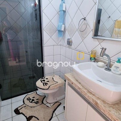 Apartamento com 77m², 2 quartos (sendo 1 suíte), 2 garagens, no bairro Santinho em Florianópolis