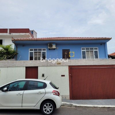 Casa com 200m², 3 quartos (sendo 1 suíte), 4 garagens, no bairro Barreiros em São José