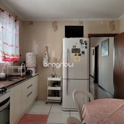 Casa com 200m², 3 quartos (sendo 1 suíte), 4 garagens, no bairro Barreiros em São José