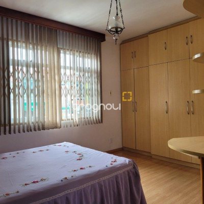 Casa com 200m², 3 quartos (sendo 1 suíte), 4 garagens, no bairro Barreiros em São José